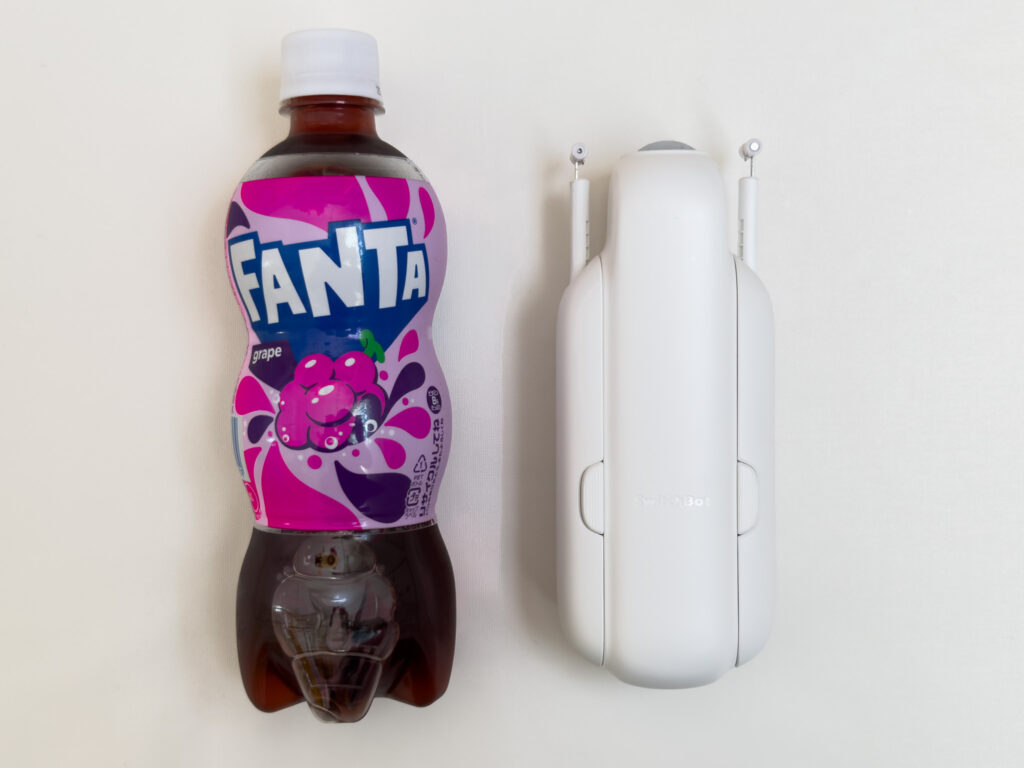 500mlペットボトルとカーテン3
