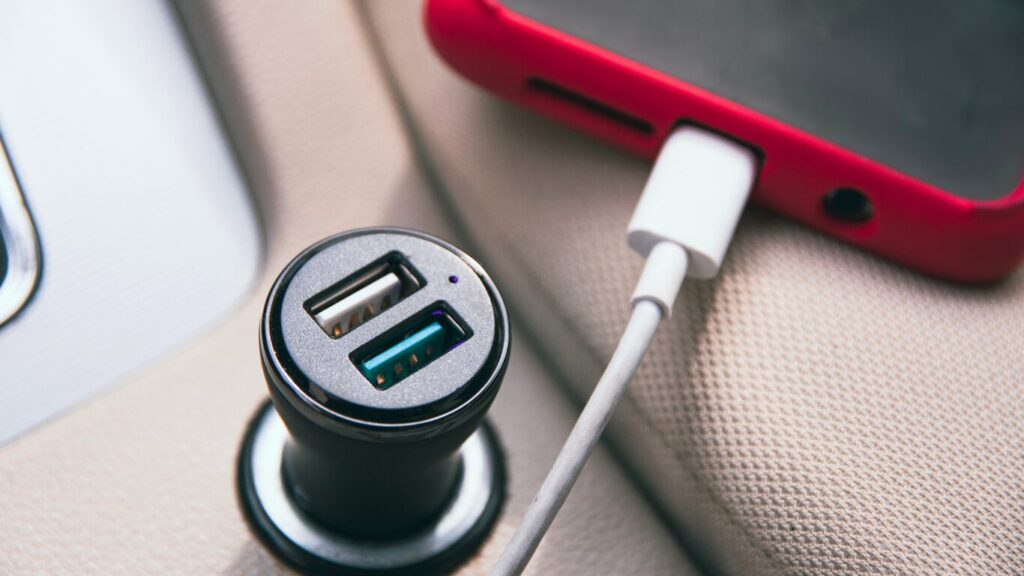 充電器＋充電ケーブルイメージ図