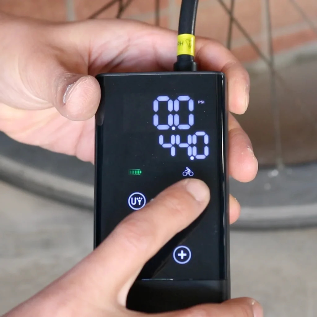 「Mボタン」でモードを自転車に設定(+/-で入れたい空気圧の数値を調整)