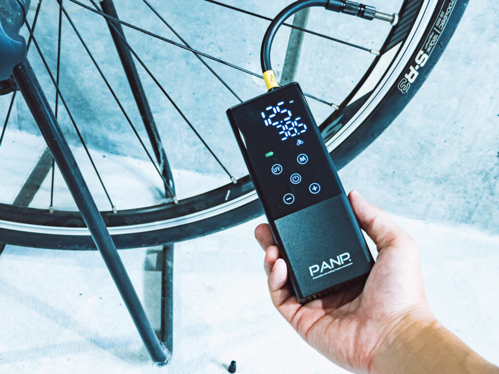 PANP RIDEでクロスバイクに空気を入れている様子