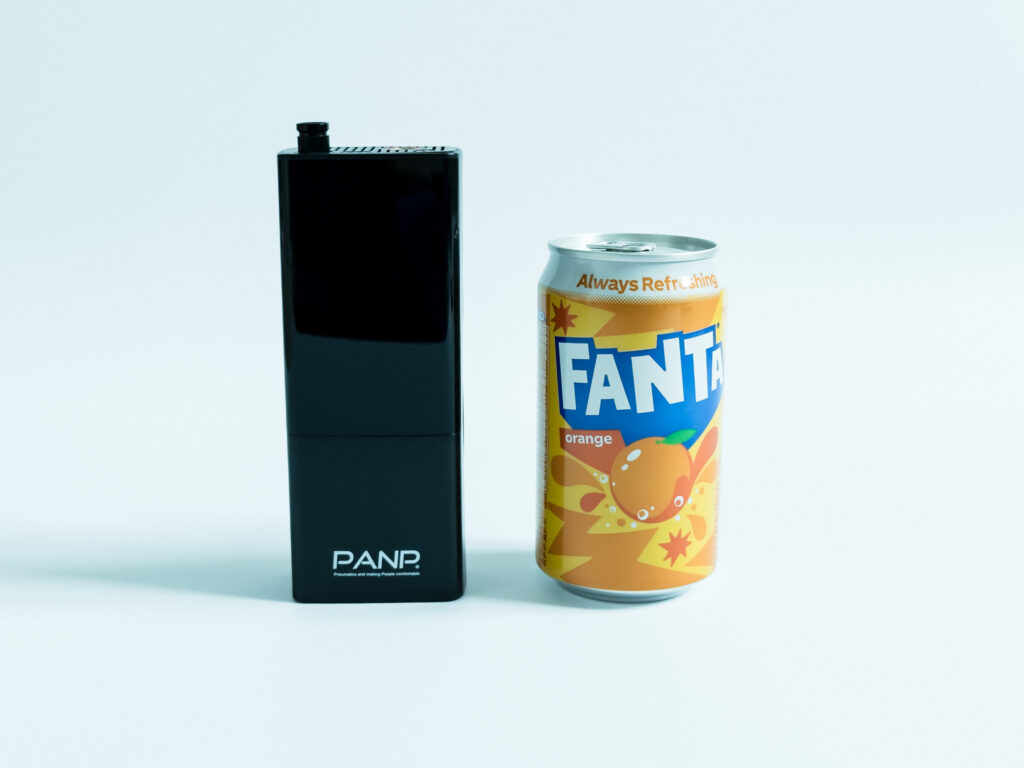スマート空気入れPANP RIDEと350ml缶の大きさを比較