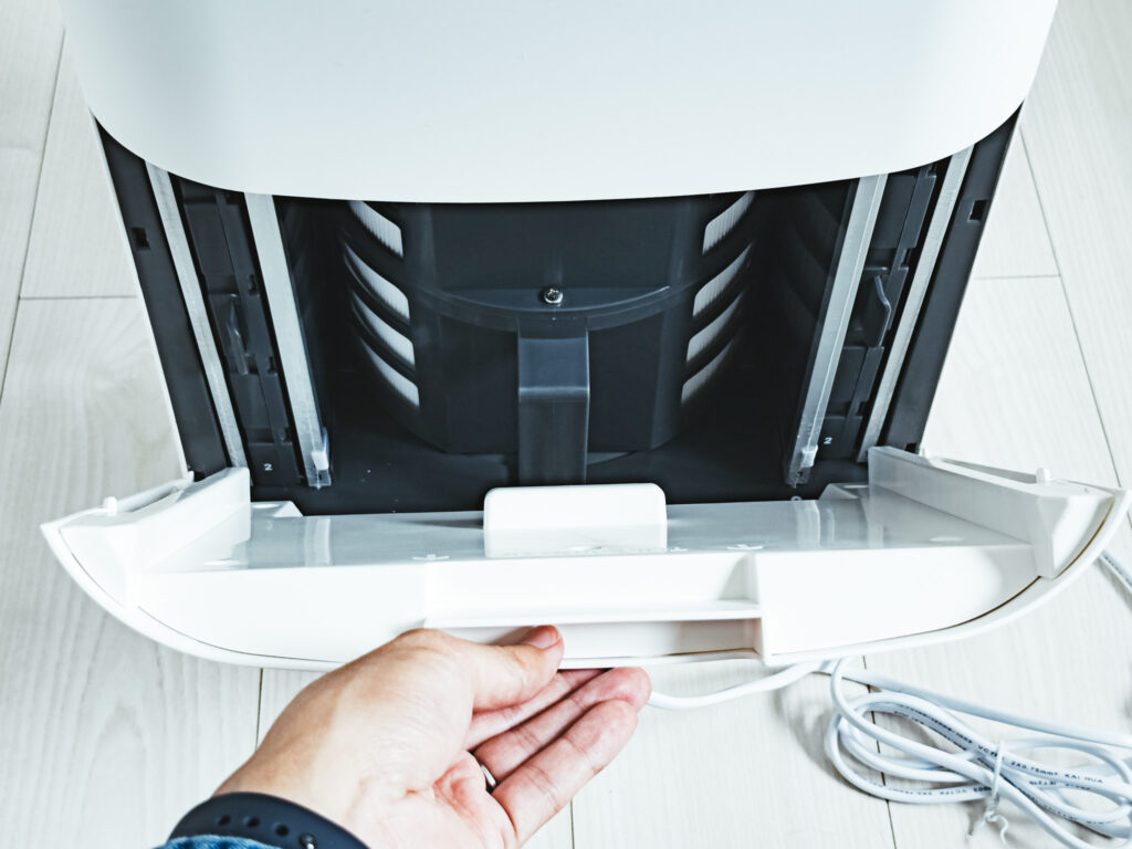 背面のフィルターカバーを外す様子