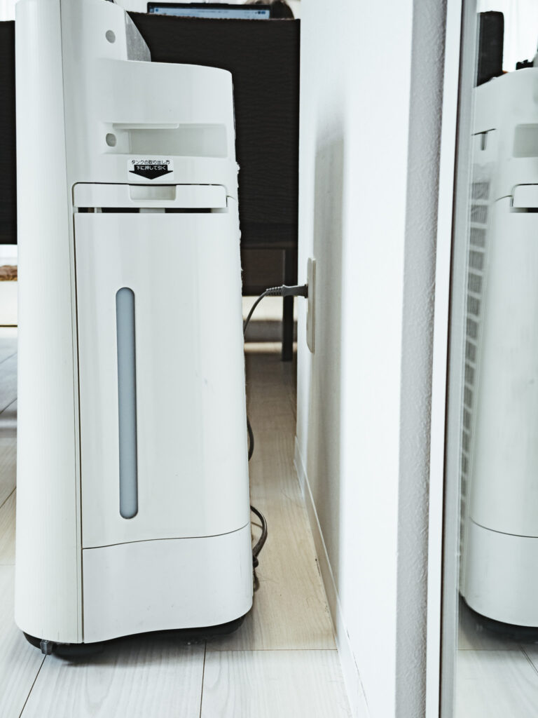 SHARPの加湿空気清浄機を壁に寄せている様子