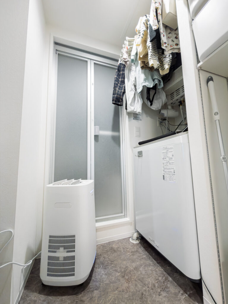 室内干しの洗濯物を乾かしている様子