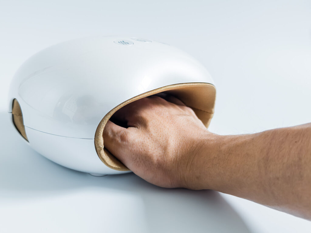 NIPLUX　HANDMOMI　手を差し込んでいる様子