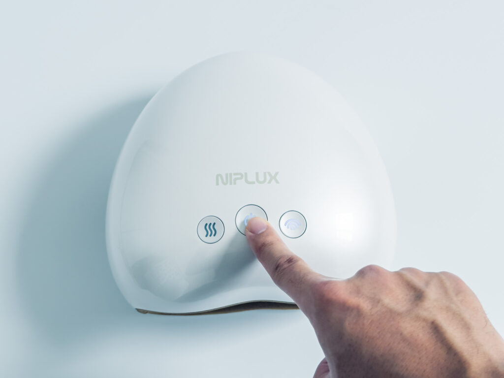 NIPLUX　HANDMOMI　スイッチを押している様子