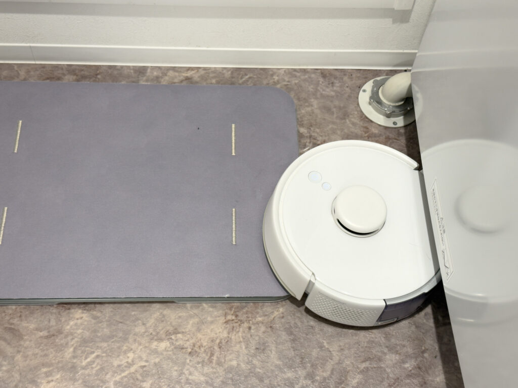 ロボット掃除機がスマートバスマットの上で座礁している様子