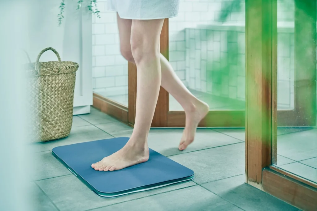 風呂上がりにそのままスマートバスマットに乗っている様子