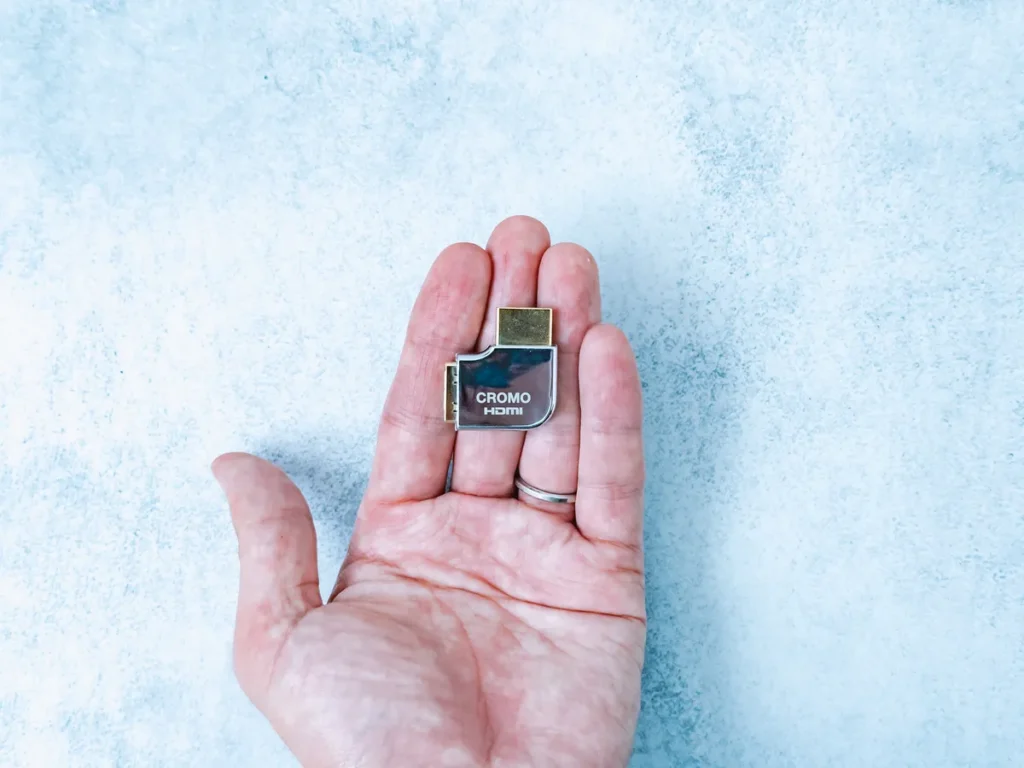 LINDY CROMO HDMI L字アダプタを手のひらに乗せたサイズ感