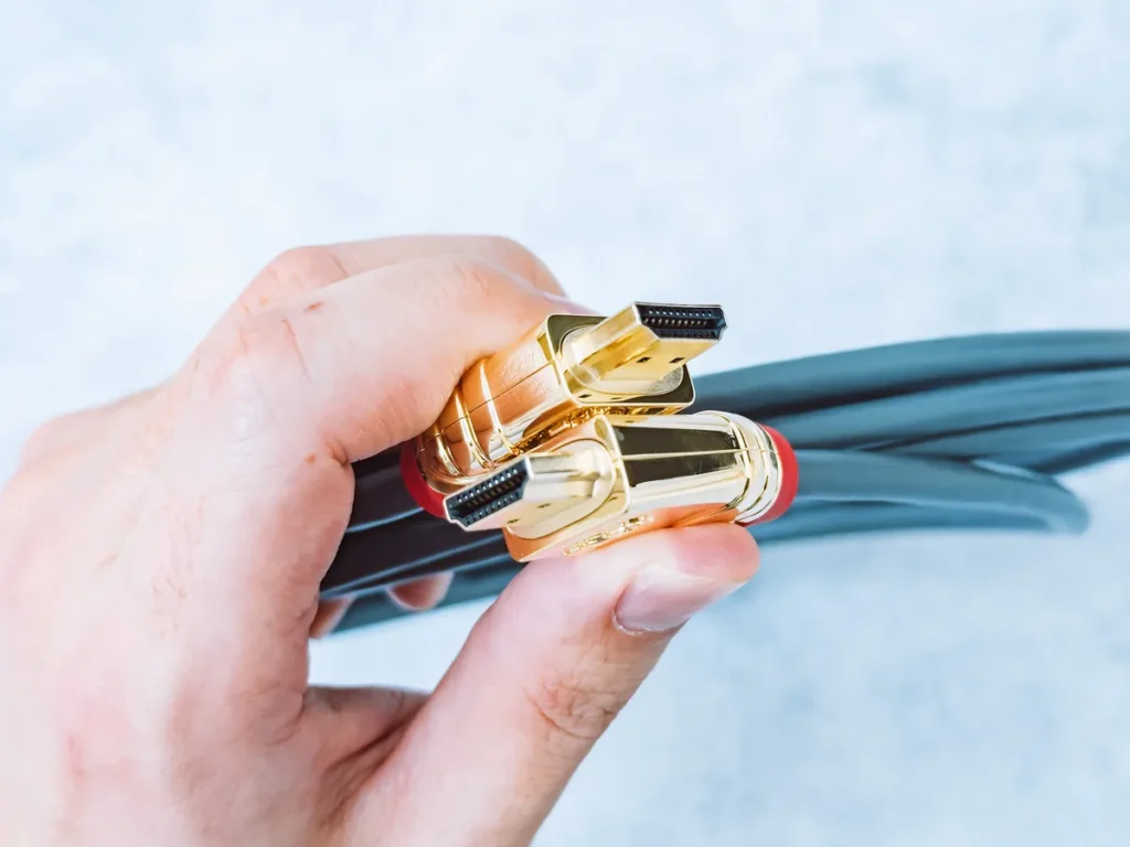 LINDY HDMIケーブル両端のコネクタを手に持って比較