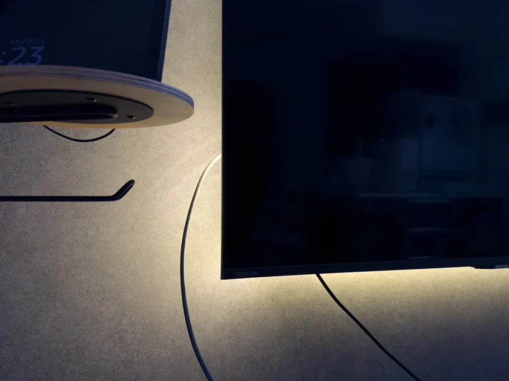 テレビ裏側のLINDYケーブル配線とLEDバックライト