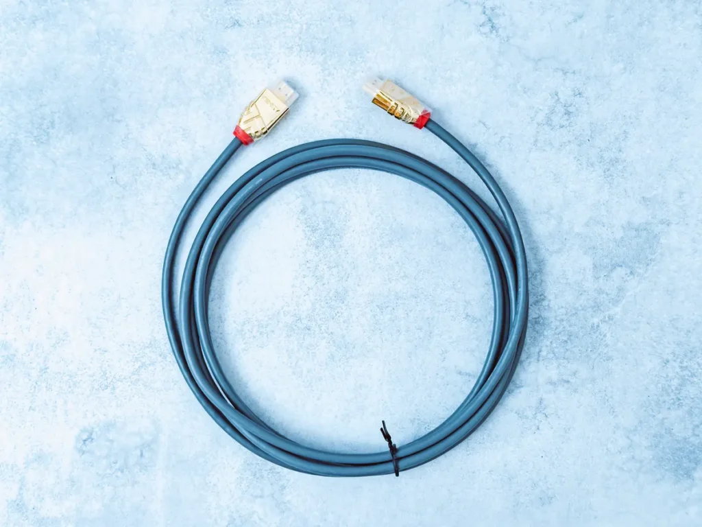 LINDY HDMIケーブル3mをコイル状にまとめた全体像