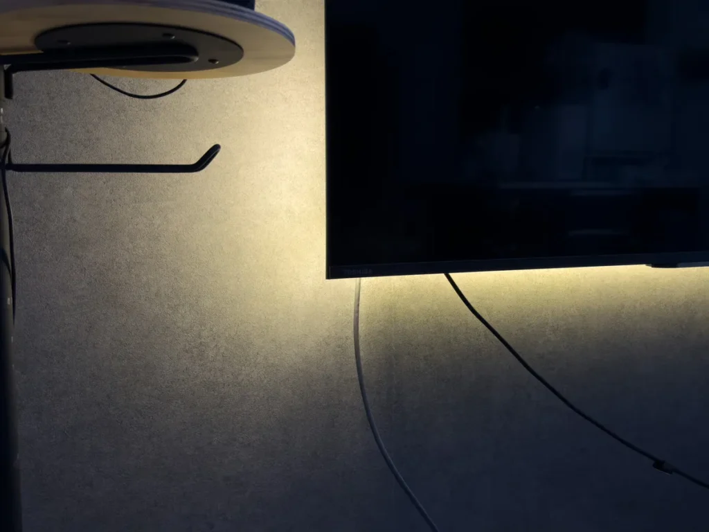 テレビ裏の壁沿いにLINDYケーブルを配線した全体像