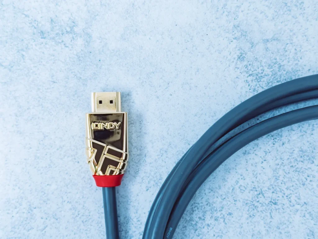 LINDY HDMIゴールドコネクタの上面とケーブル接続部