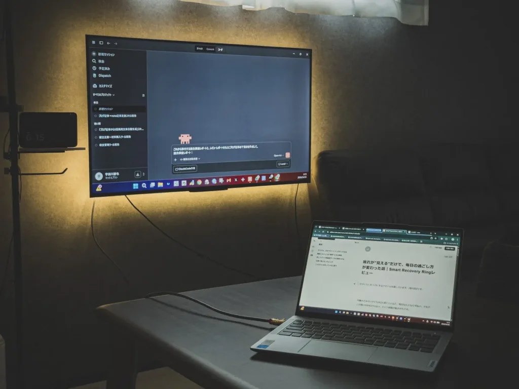 LINDYケーブルで外部モニターに接続したノートPC作業環境の全景