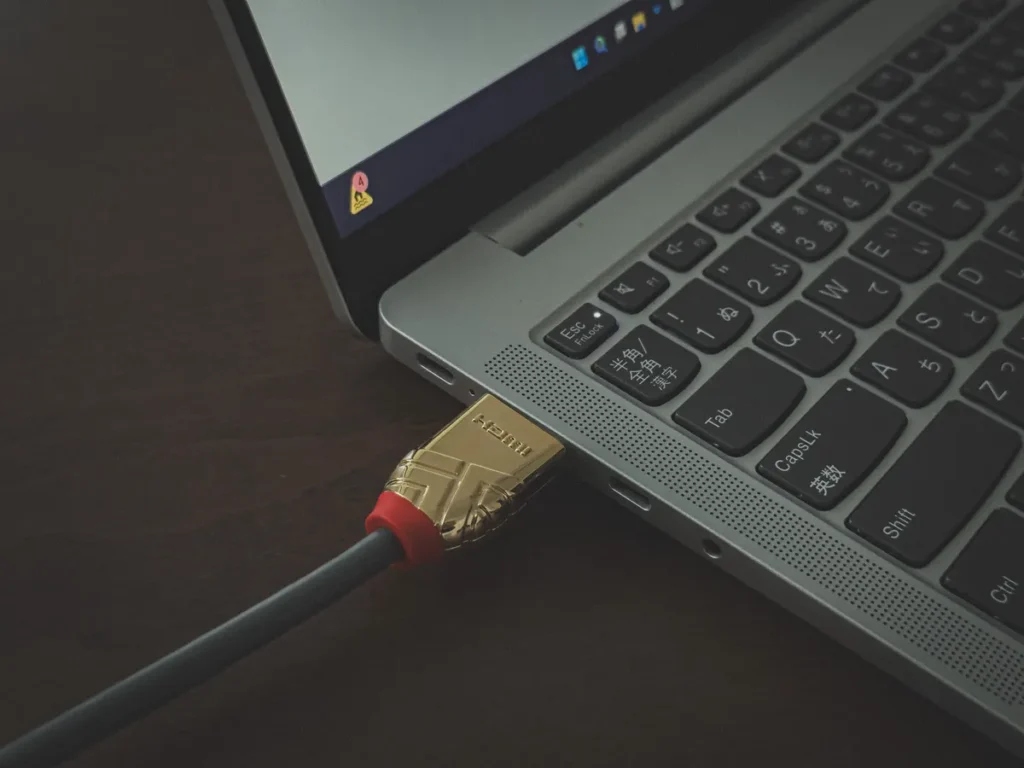 LINDYケーブルのゴールドコネクタをノートPCのHDMIポートに挿した様子