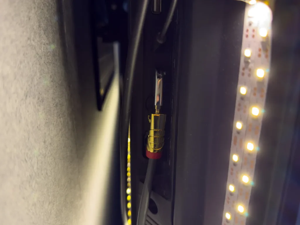 テレビ背面のHDMIポートにLINDYケーブルを接続した様子