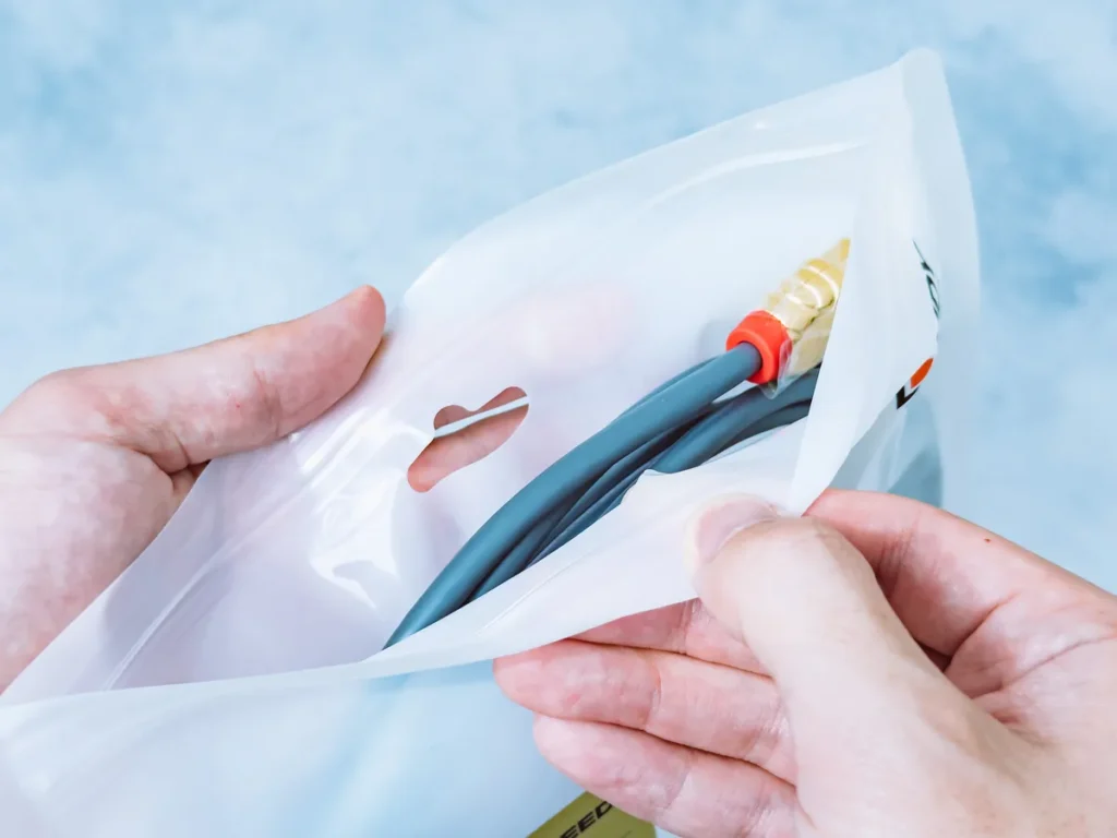 パッケージ内のLINDY HDMIケーブル本体が見える開封シーン