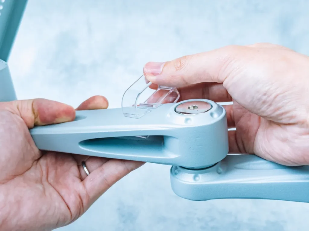 LINDY アームのケーブルクリップを透明パーツで取り付ける手元