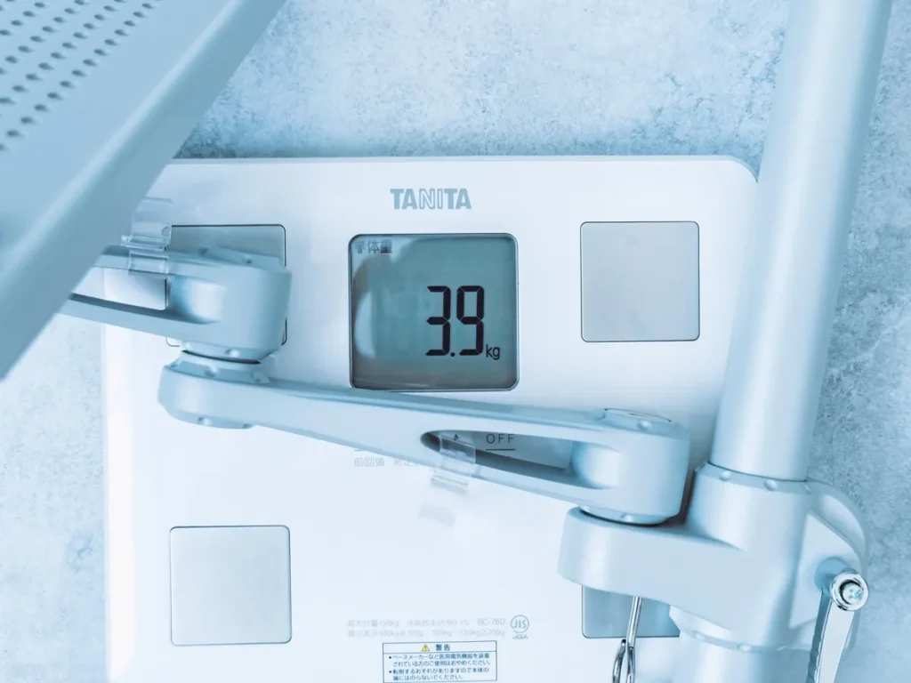 LINDY ノートブックアームの重量をTANITAスケールで計測（3.9kg）