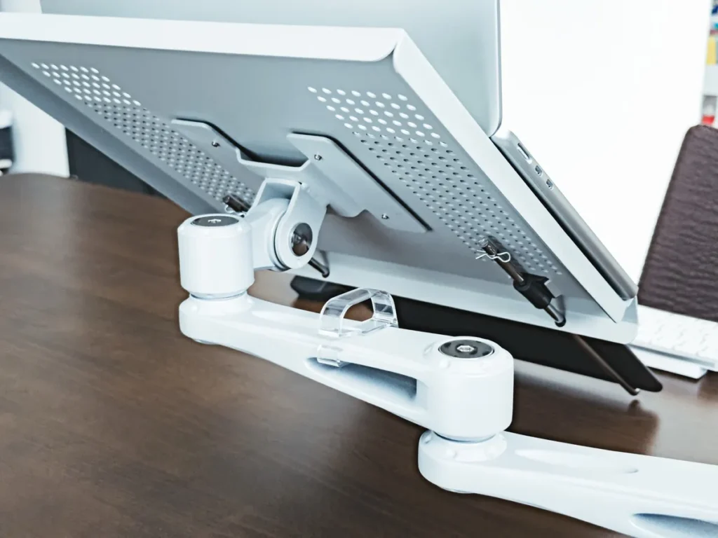 LINDY ノートブックアームのトレイ裏側とアーム接続部