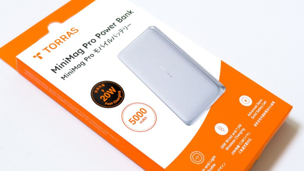 TORRAS MiniMag Pro Power Bankのパッケージを斜めから撮影したカット。オレンジと白の縦長ボックスに「20W Fast Charging」「5,000mAh」が表示されている。