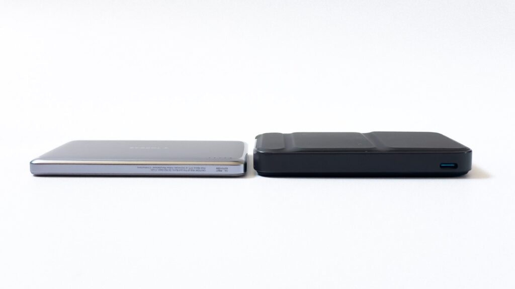 MiniMag Pro と他社製モバイルバッテリーを側面から並べた比較カット。MiniMag Pro(左)の方が薄く、他社品(右)はスタンド機構の分だけ厚みがある。