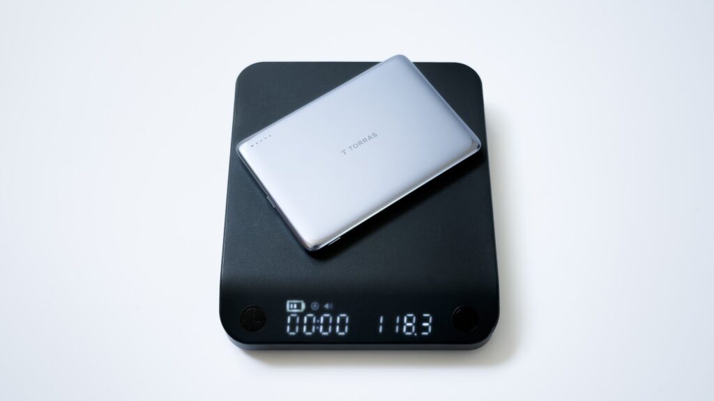 MiniMag Pro をデジタルスケールに乗せた重量計測カット。表示は118.3g、5,000mAhクラスとしては軽い実測値が確認できる。