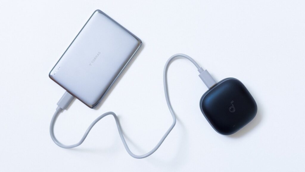 MiniMag Pro からUSB-Cケーブルでワイヤレスイヤホンのケースを充電している様子。USB-C出力で各種モバイル機器に給電できる。