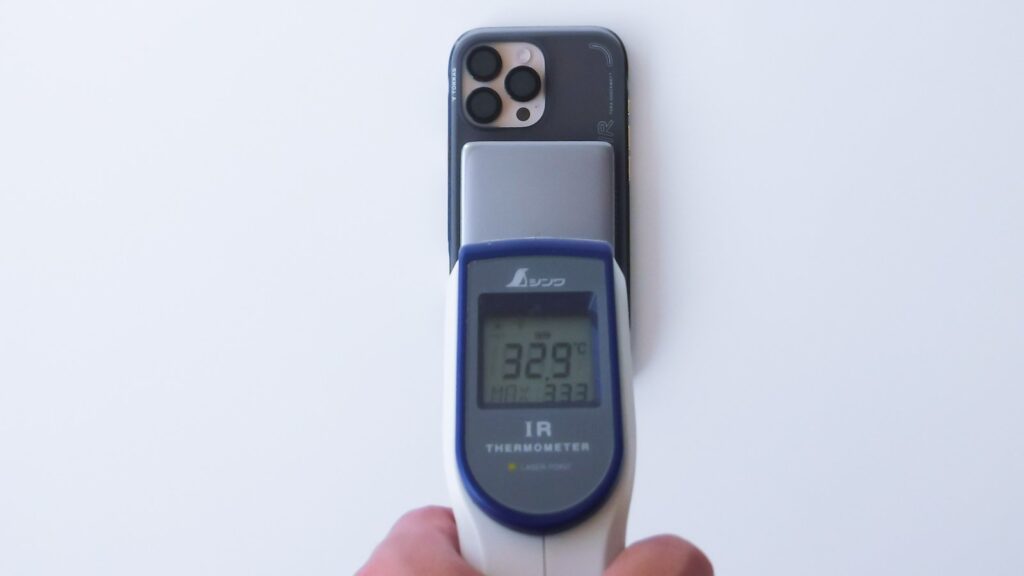 シンワ製IR温度計で MiniMag Pro の表面温度を計測したカット。表示は32.9℃で、無負荷時の常温に近い数値が確認できる。