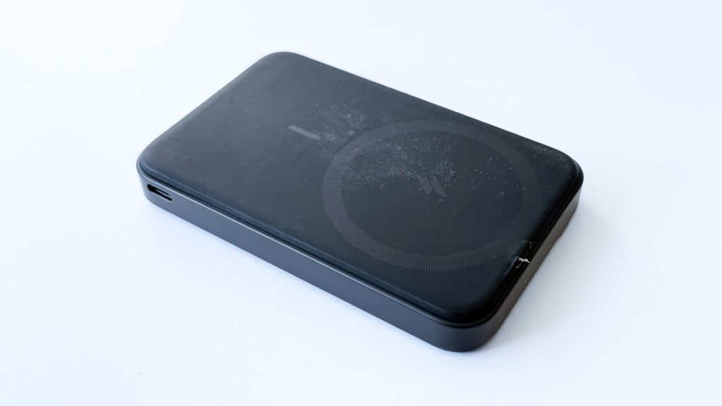比較対象の他社製MagSafeモバイルバッテリー。MagSafeリング刻印と長期使用による表面の使用感が分かる。