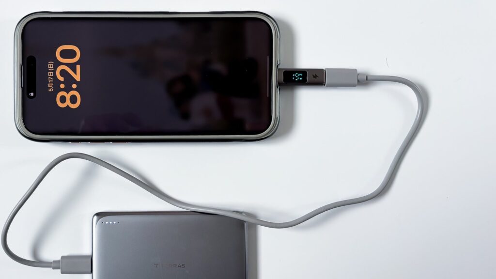 MiniMag Pro から iPhone を有線充電している様子。USB-C間にPDメーター付きケーブルを挟み、出力ワット数を可視化している。