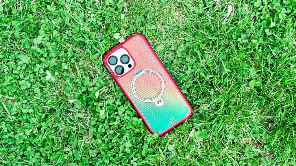 クローバー混じりの芝生に置かれたOstand Q3 Air ポルトガル代表モデル。サッカーの芝を連想させる屋外カット。