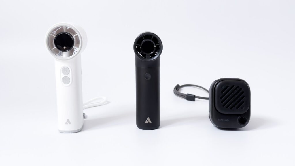 Aecoolyの携帯扇風機3機種が白背景に並ぶ。左から白いドライヤー型のミストファン、中央に黒いスティック型の高速ファン、右にストラップ付きの黒い四角いネックファン。
