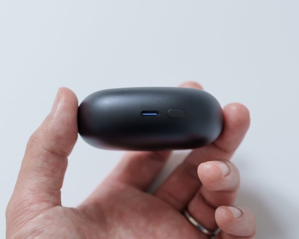 手に持ったケース側面。充電用のUSB Type-C端子とペアリング用のボタンが並ぶ。
