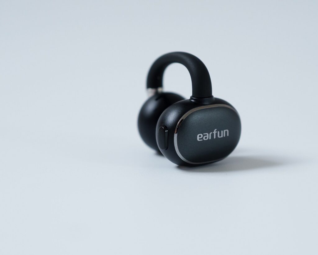 本体片方を斜めから捉えたカット。earfunロゴの入ったタッチ面と側面ボタンが見える。