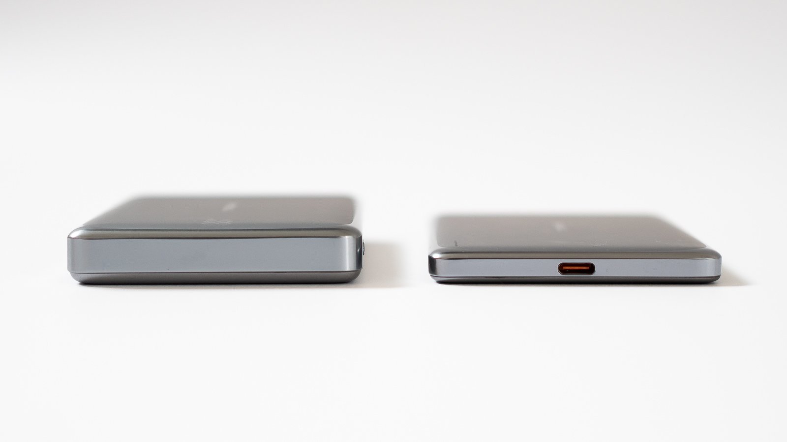 2台を横並びにした側面の比較カット。右側の本体下部にUSB-C充電ポートが確認できる。