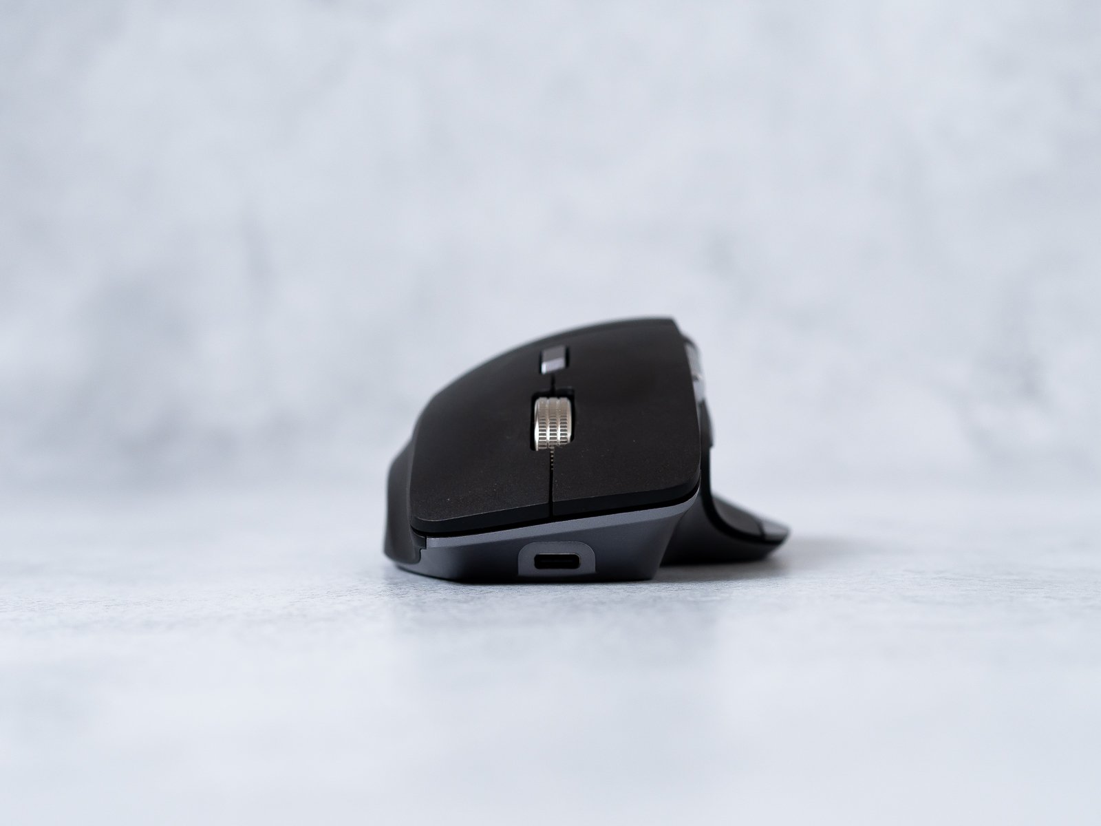 本体を正面の低い位置から写したカット。前面中央にある充電用のUSB Type-C端子が見える。