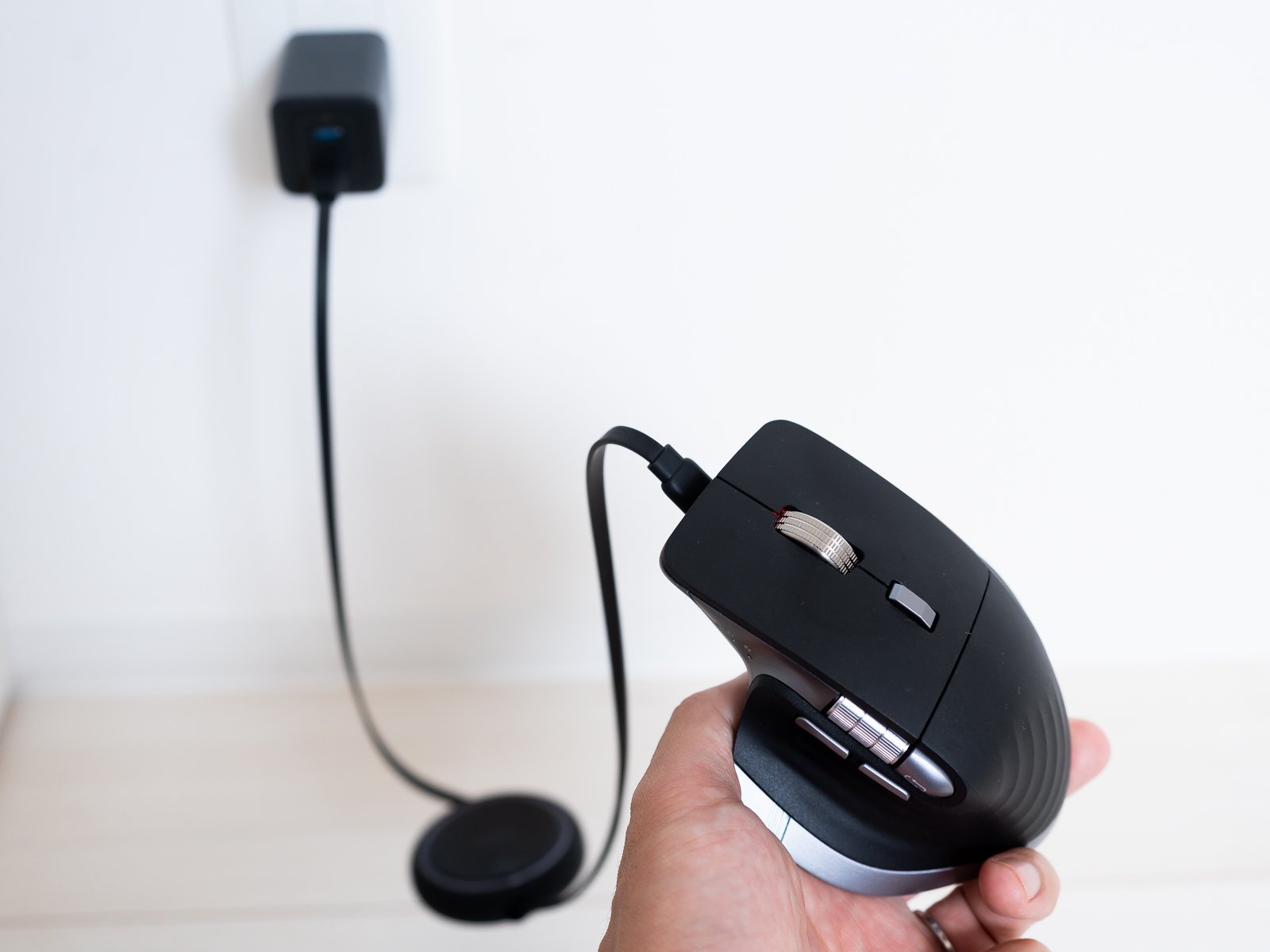 本体にUSB Type-Cケーブルをつなぎ、壁のコンセントの充電器から給電しているカット。充電しながら使える様子。