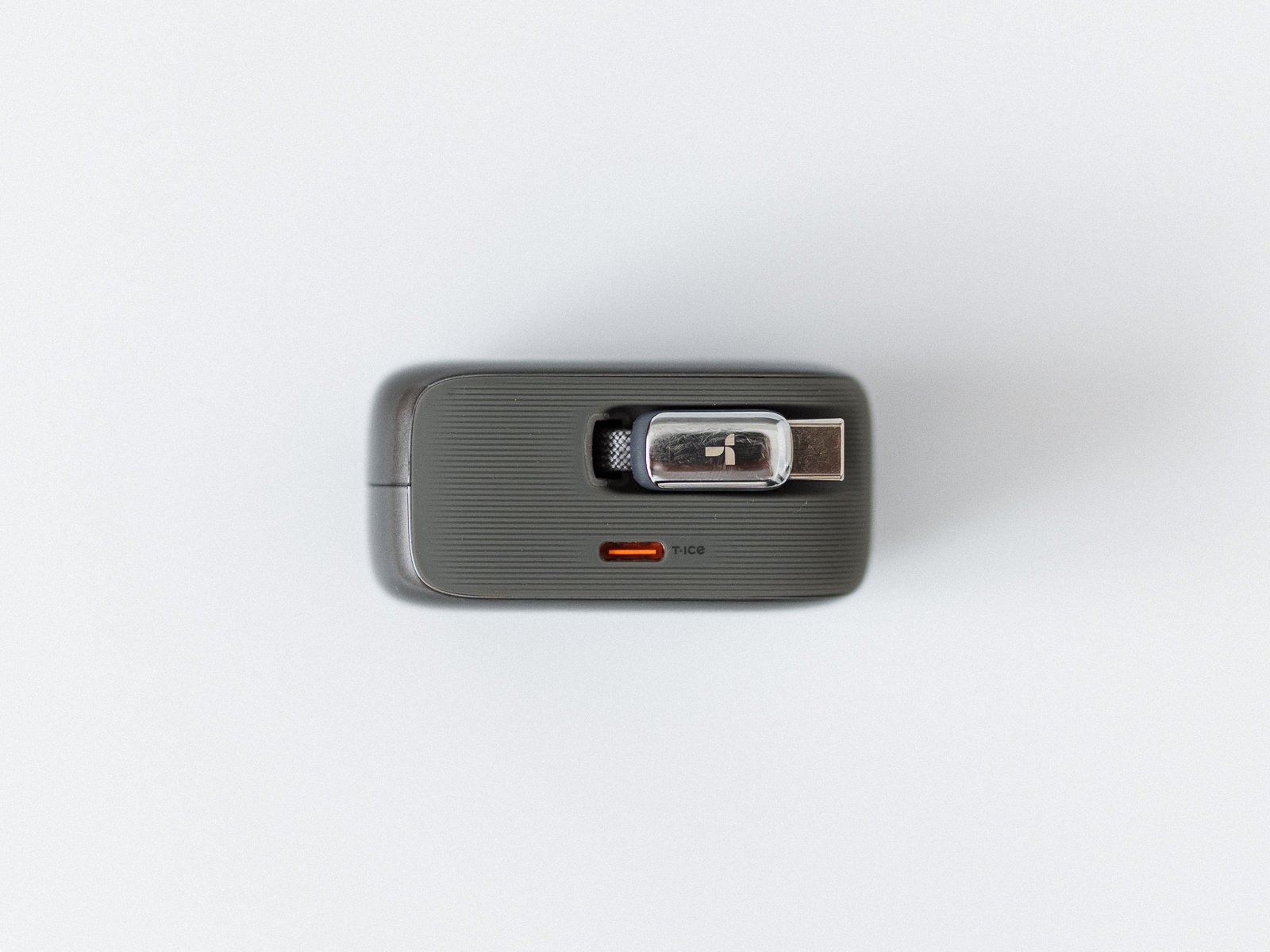 TORRAS FlexLine Pro 60Wを上から見た状態。収納部に巻き取り式USB-Cケーブルの端子が収まり、側面にはUSB-Cポートが配置されている。