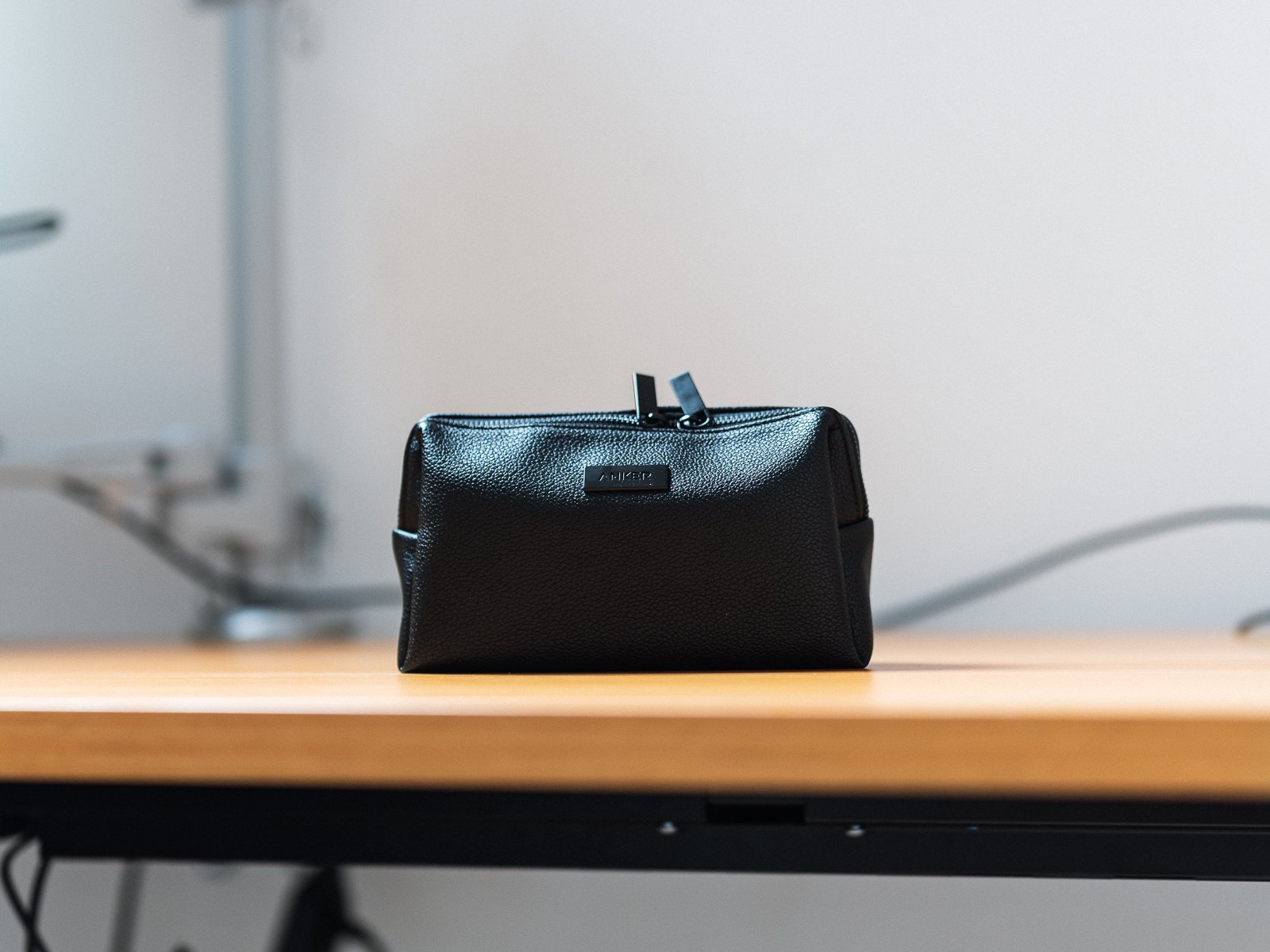 Anker Style Pouchを正面から見た状態。黒いシボ加工の表面、中央のAnkerロゴ、上部のダブルファスナーが確認できる。