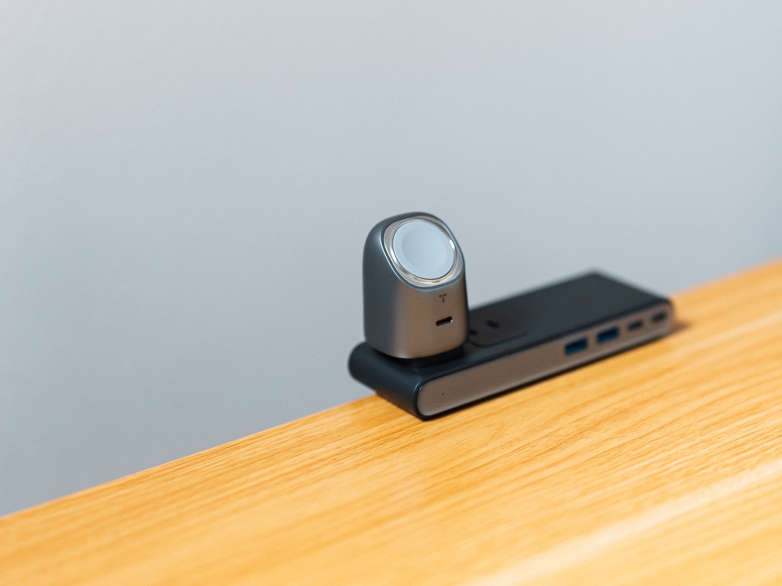 電源タップに接続したTORRAS Flasheye。上部にApple Watch用の円形充電面があり、前面にUSB-C端子が見える。