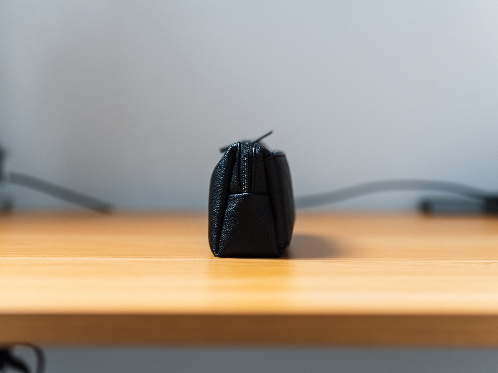 Anker Style Pouchを側面から見た状態。デスク上に自立した黒い本体の厚みと、上部へ向かって細くなる形状が確認できる。