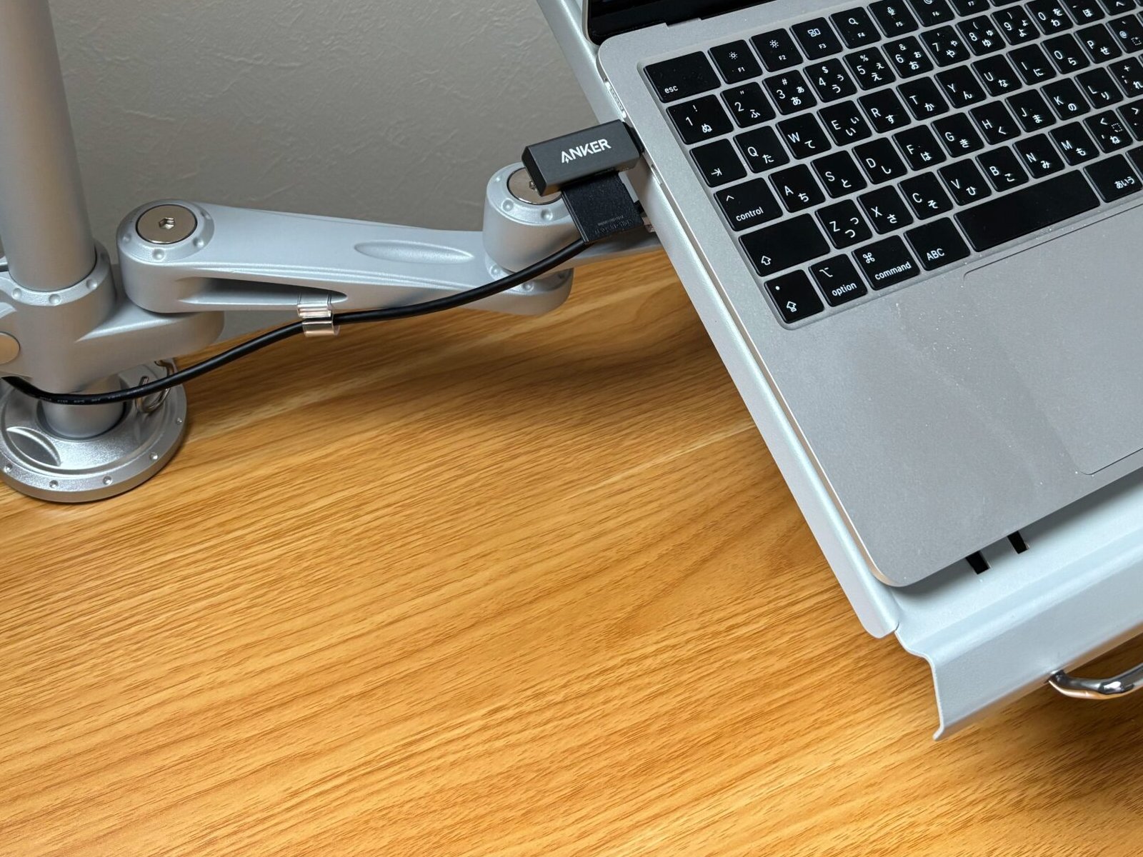 ノートPCスタンドに載せたMacBook AirのUSB-CポートへAnker USB-C 2-in-1カードリーダーを直接挿した状態。