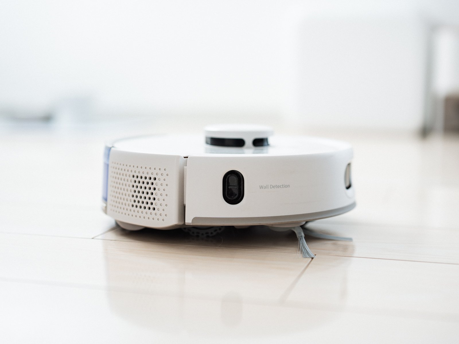 SwitchBot K11+ Proの側面。「Wall Detection」と書かれたセンサーの小窓と通気口がある