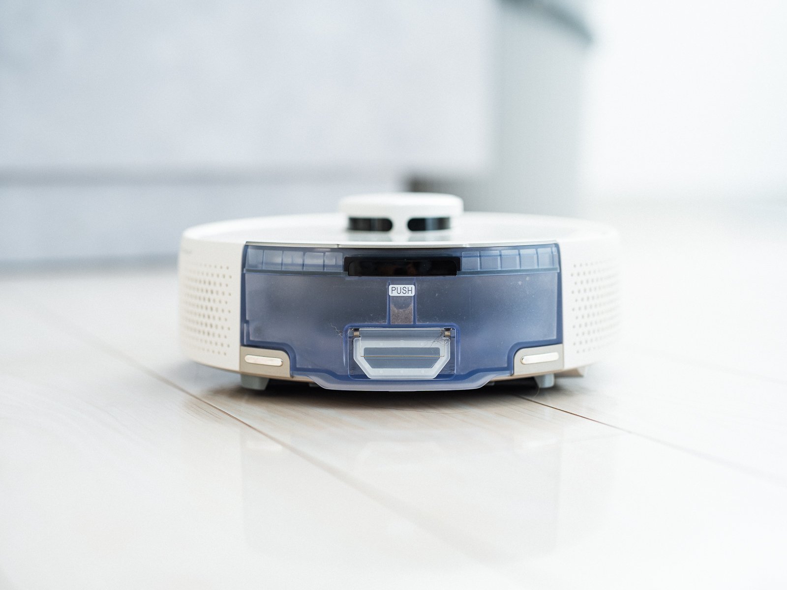 背面から見たSwitchBot K11+ Pro。青い半透明のダストボックスに「PUSH」と書かれた取り外し用のつまみ