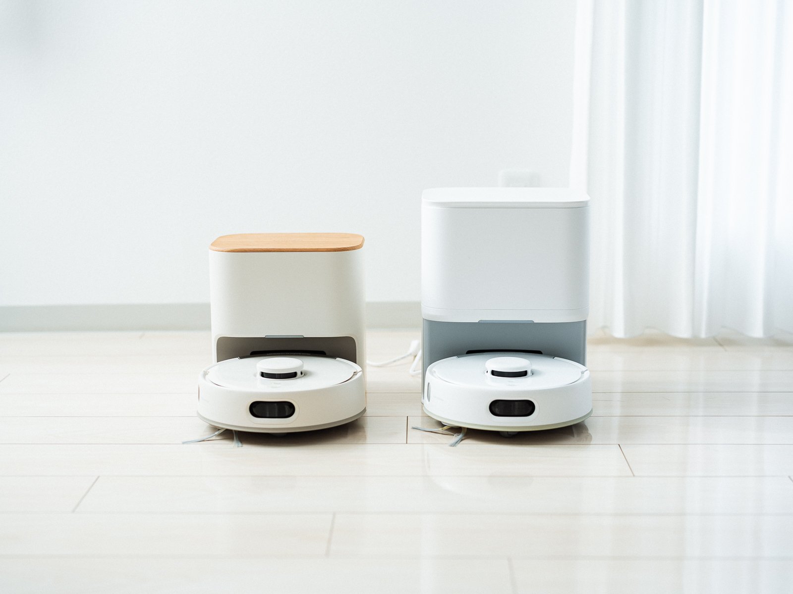 SwitchBot K11+ Pro（左）とK10+ Pro（右）をステーションごと並べたところ。高さの違いがわかる