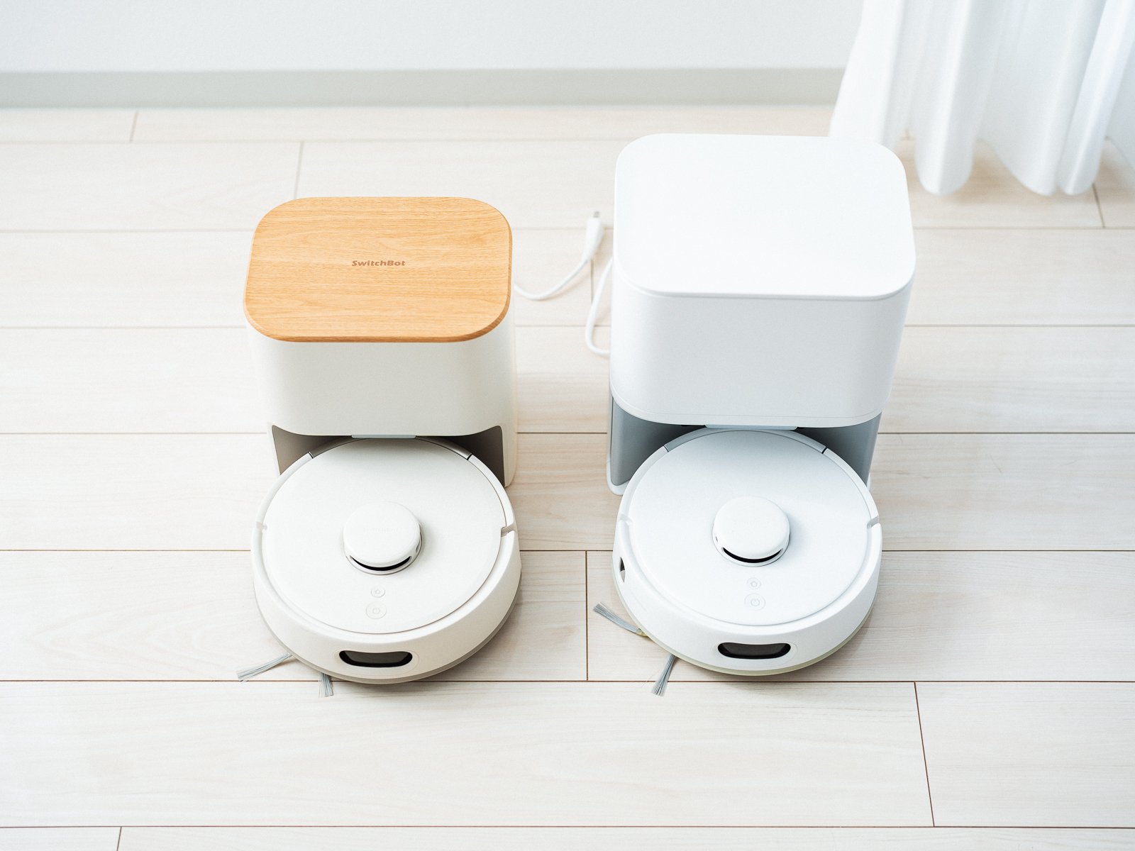 SwitchBot K11+ Pro（左）とK10+ Pro（右）をステーションごと斜め上から並べたところ