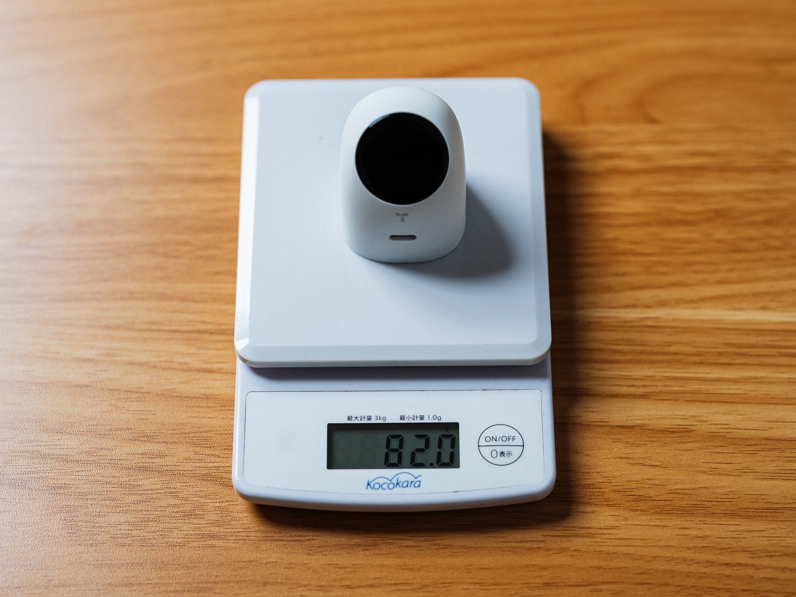 キッチンスケールに載せたTORRAS FlashEye Dot。白い本体をはかりの中央に置いた状態で、表示は82.0gを示している。