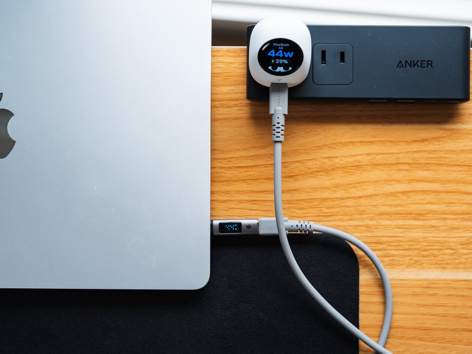 TORRAS FlashEye DotとMacBook Airの間にUSBテスターをつないで出力を確かめている様子。Dotの画面は出力44W、バッテリー残量29%を表示している。